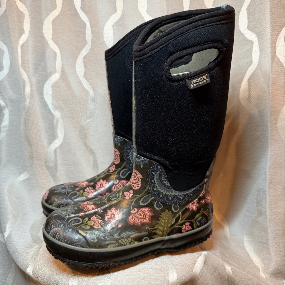 BOGS Women's Black and Pink Floral Winter Boots